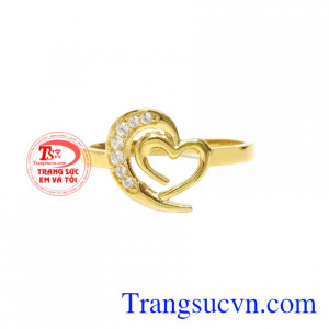 Điểm nổi bật của chiếc nhẫn chính là thiết kế trái tim ở chính giữa tạo nét nữ tính cho các nàng.