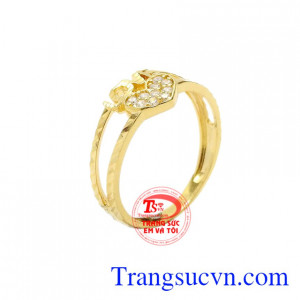 Nhẫn nữ trái tim kết nối được chế tác đầy tinh xảo, đính đá lấp lánh.