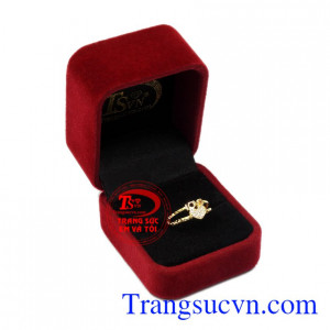 Sản phẩm dễ dàng kết hợp với nhiều kiểu quần áo, tạo điểm nổi bật cho nữ giới.