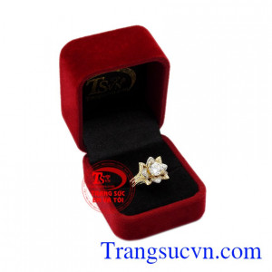 Nhẫn nữ vàng đóa hoa là món quà ý nghĩa để dành tặng cho phái đẹp.