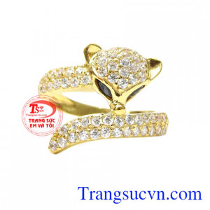 Từng đường nét, từng viên đá đều được nhà chế tác tỉ mỉ làm ra sao cho chiếc nhẫn trở nên lấp lánh nhất.