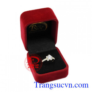 Ngày hôm nay có lẽ là ngày cô gái hạnh phúc nhất khi nhận được lời cầu hôn cùng chiếc nhẫn nữ vàng hoa lệ.