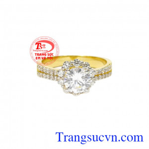 Nhẫn nữ vàng kiêu hãnh được thiết kế với ý tưởng từ những bông hoa. 