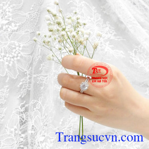 Nhẫn nữ vàng kiêu hãnh phù hợp với nhiều kiểu trang phục. 