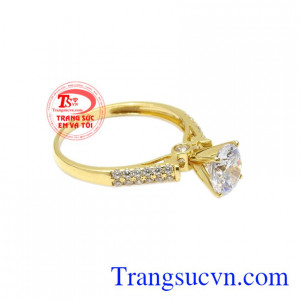 Trong các bộ phim tình cảm lãng mạn khi người con trai muốn bảo vệ và chung sống một nhà với cô gái của mình đã trao cho cô ấy chiếc nhẫn lấp lánh.