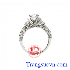 Nhẫn nữ vàng trắng đẳng cấp trong từng chi tiết. 