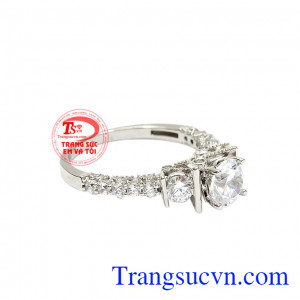 Từng đường nét và chi tiết được chăm chút tỉ mỉ dưới bàn tay của người thợ mang đến cho phái đẹp một sản phẩm hoàn mỹ. Nhẫn nữ vàng trắng đẳng cấp