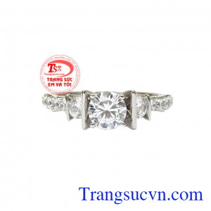 Được chế tác với công nghệ hiện đại, thiết kế sang trọng và quý phái tạo nên chiếc nhẫn vô cùng cuốn hút. Nhẫn nữ vàng trắng đẳng cấp