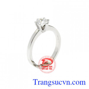 Nhẫn nữ vàng trắng gắn kết được chế tác theo kiểu dáng truyền thống nhưng vẫn tạo nét thu hút cho phái đẹp.