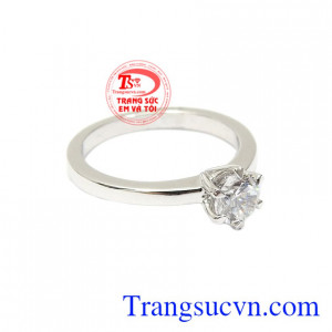 Chiếc nhẫn không chỉ để dành tặng vào các dịp lễ và sinh nhật mà còn dành làm nhẫn cầu hôn cho cô gái của mình vừa thanh lịch vừa tinh tế.