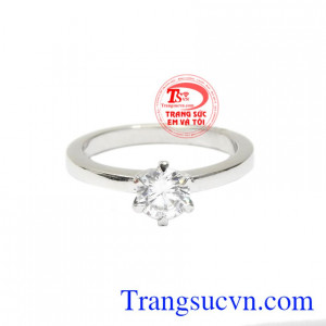 Với điểm nhấn là viên CZ được đính chính giữa giúp các nàng tăng thêm phần duyên dáng và nữ tính cho người đeo.