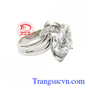 Thiết kế độc đáo giúp cho đôi tay của các nàng thon gọn và lấp lánh hơn.