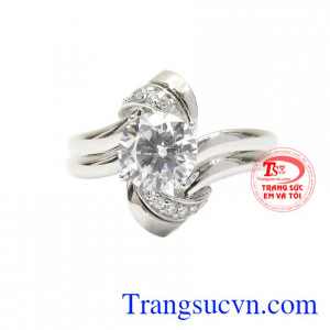 Với lối chế tác cầu kỳ tạo điểm cá tính nhưng vẫn vô cùng duyên dáng cho chiếc nhẫn.