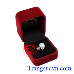 Sản phẩm phối cùng bộ đầm dạo phố hay công sở đều khiến cho nữ giới tỏa sáng và tự tin trước đám đông.