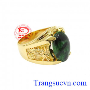 Thiết kế với chi tiết con rồng toát lên vẻ quyền uy và quyền lực tối cao. Nhẫn rồng cẩm thạch thiên nhiên