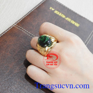 Với nhẫn rồng cẩm thạch sẽ khiến người dùng được bình an và thịnh vượng. Nhẫn rồng cẩm thạch thiên nhiên