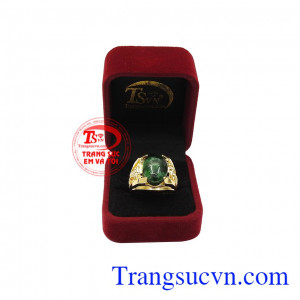 Kết hợp cùng ngọc cẩm thạch thiên nhiên hợp mệnh sẽ càng làm tăng vẻ sang trọng và đẳng cấp người dùng. Nhẫn rồng cẩm thạch thiên nhiên