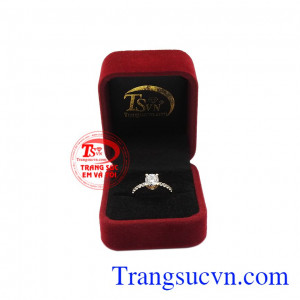 Mỗi một chi tiết đều được chăm chút dưới đôi tay tài hoa của người thợ chế tác. Nhẫn vàng trang nhã