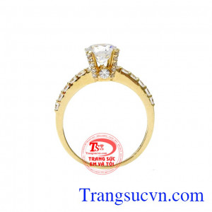 Được thiết kế với kiểu dáng cổ điển pha chút sáng tạo khiến chiếc nhẫn càng trở nên đẹp mắt. Nhẫn vàng trang nhã