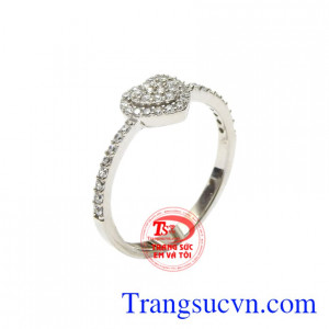 Nhẫn vàng trắng trái tim yêu thương được nhập khẩu từ Hàn Quốc hiện đang là xu hướng phụ kiện gần đây.