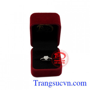 Nhẫn vàng trắng trái tim yêu thương bảo hành uy tín.