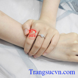 Xung quanh chiếc nhẫn được đính các viên đá cz để tạo độ lấp lánh và thu hút hơn trước đám đông.