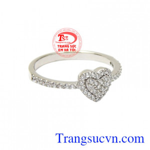 Nắm bắt được điều đó các nhà chế tác đã tạo ra món trang sức đầy xinh xắn và dễ thương này.