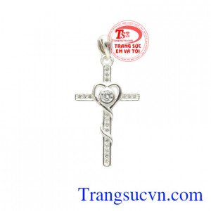 Thánh giá bạc đại cát được chế tác bằng bạc 92.5 với đường nét tinh xảo, độc đáo.