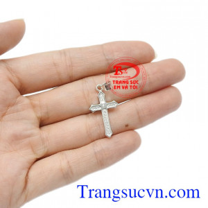 Người ta tin rằng mang thánh giá bên người sẽ được Thiên Chúa bảo vệ, giúp người đeo có sức mạnh vượt qua những sóng gió trong cuộc đời.