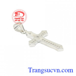 Dễ dàng kết hợp với nhiều kiểu dây chuyền mang lại sự sang trọng, thời trang cho người đeo.