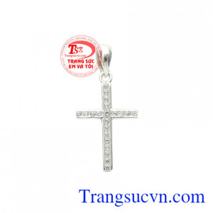 Thánh giá bạc đính đá nhỏ xinh là biểu tượng cho tình yêu và lòng thương xót của Thiên Chúa.