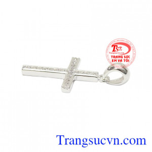Mặt thánh giá với đường nét chế tác tinh xảo, vừa là lá bùa hộ mệnh vừa mang lại sự tinh tế, đẳng cấp cho người đeo.