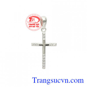 Thánh giá bạc nhỏ tinh tế kiểu dáng mới lạ, đính đá CZ độc đáo càng tăng thêm ấn tượng cho sản phẩm.