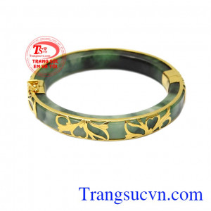 Vòng cẩm thạch bọc vàng quý bà được thiết kế đặc biệt để có thể dành tặng tới người mẹ, người bà của bạn trong những dịp đặc biệt.