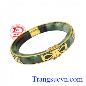 Sản phẩm mang vẻ đẹp sang trọng và quý phái giúp cho người đeo càng thêm xinh đẹp hơn. Vòng cẩm thạch bọc vàng quý bà