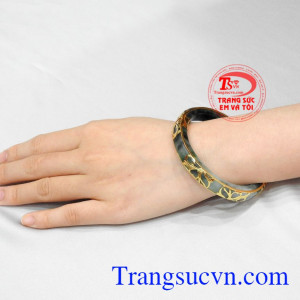 Đây cũng là loại đá mà các nhà quý tộc hoặc vua quan đời xưa sử dụng. Vòng cẩm thạch bọc vàng quý bà