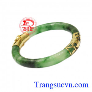 Màu sắc trang nhã của vòng cẩm thạch thiên nhiên kết hợp cùng vàng tây bền đẹp dễ dàng kết hợp cùng nhiều kiểu trang phục. Vòng cẩm thạch bọc vàng thời thượng