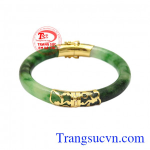 Vòng cẩm thạch bọc vàng thời thượng chính là món đồ trang sức sang trọng và quý phái phù hợp cho các mẹ, các bà.