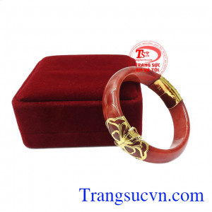 Kiểu dáng đơn giản mà tinh tế giúp tôn lên nét đẹp của người phụ nữ. Vòng cẩm thạch đỏ bọc vàng