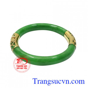 Ngọc cẩm thạch là biểu tượng mang lại thịnh vượng, bình an và sức khỏe cho người đeo. 