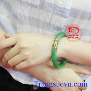 Vòng ngọc cẩm thạch bọc vàng