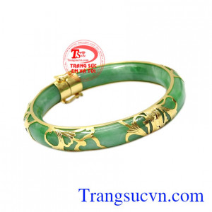 Chiếc vòng là sự kết hợp đầy tinh tế và sáng tạo giữa ngọc cẩm thạch thiên nhiên và vàng tây 14k.