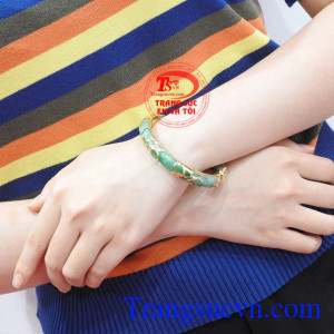Vì vậy, vòng cẩm thạch bọc vàng vừa là trang sức vừa là lá bùa hộ mệnh cho phái đẹp. Vòng ngọc bọc vàng bền đẹp, chất lượng, có giấy kiểm định đá quý đảm bảo.
