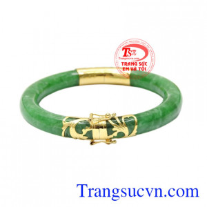 Vòng ngọc bọc vàng cát khí được chế tác từ vàng 14k và ngọc cẩm thạch thiên nhiên.