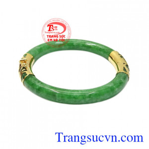 Ngọc cẩm thạch luôn là món trang sức và lá bùa hộ mệnh cho người đeo.