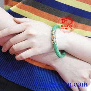 Vòng cẩm thạch bọc vàng bền đẹp, chất lượng, có giấy kiểm định đá quý kèm theo.