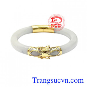 Vòng ngọc bọc vàng cát tường là sản phẩm kết hợp giữa ngọc cẩm thạch thiên nhiên và vàng tây 14k bền đẹp, chất lượng.