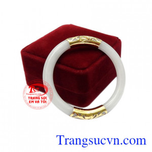 Vì vậy vòng ngọc cẩm thạch bọc vàng được nhiều người sử dụng vừa làm trang sức sang trọng vừa là lá bùa hộ mệnh cho bản thân.