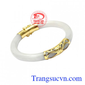 Ngày nay, Vòng cẩm thạch bọc vàng càng tăng thêm giá trị và tính thẩm mỹ của sản phẩm.