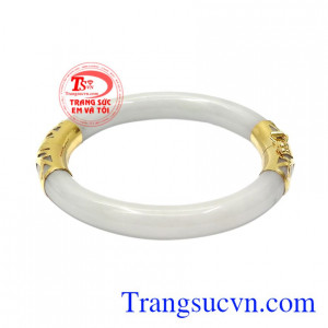 Ngọc cẩm thạch là biểu tượng cho quyền lực, may mắn và bình an, từ xa xưa đã rất được con người ưa chuộng.